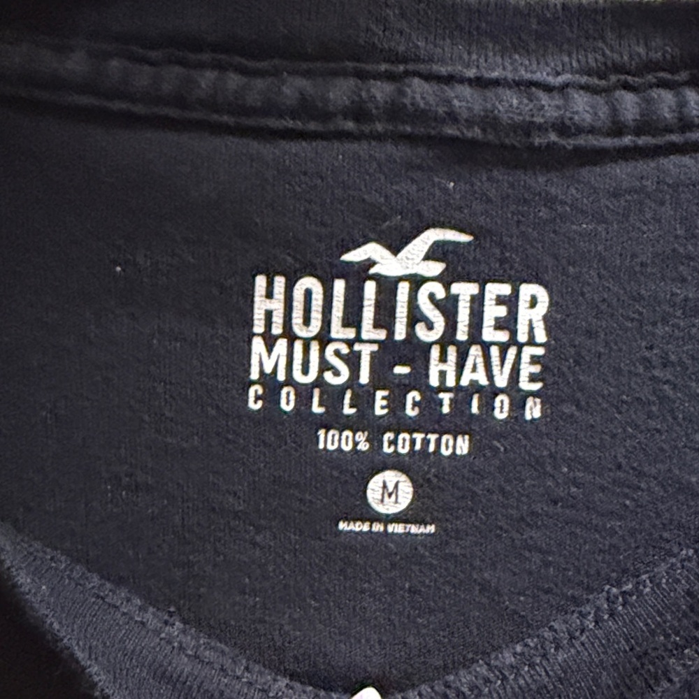 Hollister Men's Black Crew Neck Tee with Subtle Logo - Picture 3 of 4